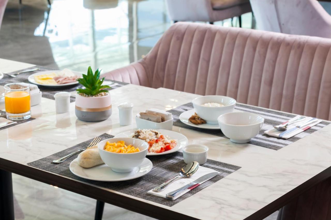 Mds Hotel Chillán Dış mekan fotoğraf A typical breakfast at the airport